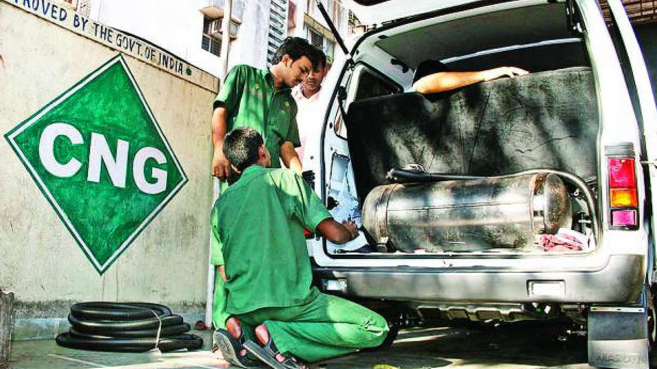  ఇది ఎందుకు పెరుగుతోంది?: ప్రపంచవ్యాప్త కారకాలు, ముఖ్యంగా పశ్చిమ ఆసియాలో పెరుగుతున్న భౌగోళిక రాజకీయ ఉద్రిక్తతలు, ముడి చమురు సరఫరా మార్గాలకు (హోర్ముజ్ జలసంధితో సహా) కలిగిన అంతరాయాలు, ఇంధన ధరల పెరుగుదలకు దారితీశాయి. ఇంధన వ్యయాలలో ఈ పెరుగుదల ఏవియేషన్ టర్బైన్ ఫ్యూయల్ (ATF) ధరను కూడా పెంచింది. ఇది విమానయాన సంస్థలు, విమాన ఛార్జీలపై ప్రభావం చూపుతోంది. ఈ పెరుగుదలల సమిష్టి ప్రభావం రవాణా నుండి ఆతిథ్యం వరకు అన్ని రంగాలపై పడుతోంది. వ్యాపారాలు, వినియోగదారులు ఇద్దరూ పెరుగుతున్న నిర్వహణ ఖర్చులతో సతమతమవుతున్నారు.