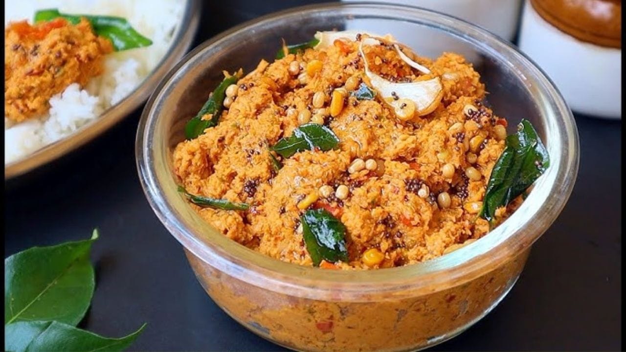 కొబ్బరి పచ్చడి: సాధారణంగా అయితే కొబ్బరి పచ్చడిని మనం చాలా రోజుల వరకు నిల్వ ఉంచుకొని తింటాం. కానీ వేసవిలో మాత్రం కొబ్బరి పచ్చడి చాలా త్వరగా పాడవుతుంది. ఎందుకంటే ఇందులో ఉండే తేమ వల్ల కేవలం కొన్ని గంటల్లోనే ఇది పులిసిపోయి, పాచి వాసన వస్తుంది. కాబట్టి సమ్మర్‌లో ఎప్పుడూ ఈ పచ్చడిని టిఫిన్ బాక్స్‌లో పెట్టుకెళ్లకండి 