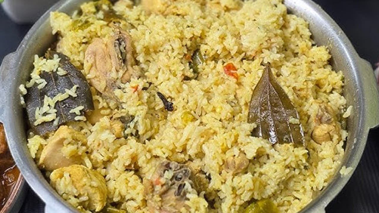 
ఆ తర్వాత కుక్కర్‌లో కొద్దిగా  నెయ్యి వేసి బాగా వేడి చేయాలి. అది వేడయ్యాక మసాలాలు కొద్దిగా దాల్చిన చెక్క, నాలుగు లవంగాలు, మూడు యాలకులు, బిర్యానీ ఆకు వేసి బాగా వేయించాలి. 
