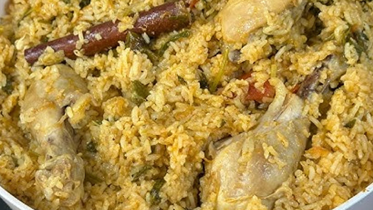 కట్ చేసిన ఉల్లిపాయ ముక్కలు వేసి బంగారు కలర్లోకి వచ్చే వరకు వాటిని వేయించాలి. ఇప్పుడు దీనిలో నాలుగు  పచ్చిమిర్చి, మూడు టమాటాలు వేసి మెత్తగా అయ్యే వరకు కుక్ చేసుకోవాలి. 
