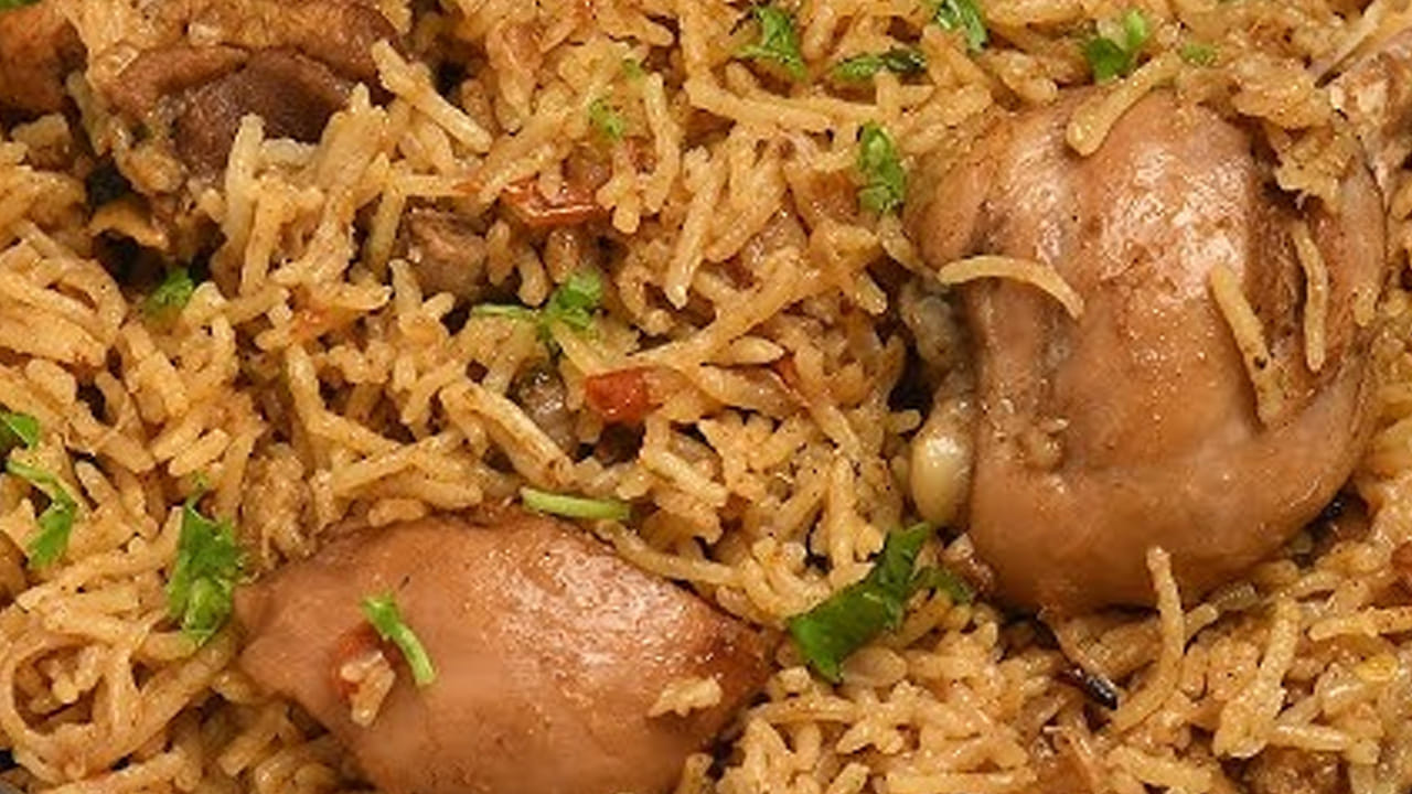 ముందుగా మారినేట్ చేసిన ఈ మిశ్రమంలో చికెన్ వేసి 15 నిమిషాల పాటు మిక్స్ అయ్యేలా కలుపుకోవాలి. చివర్లో పుదీనా, కొద్దిగా కొత్తిమీరను వేసి బాగా కలుపుకోవాలి ఆ తరువాత నానబెట్టిన బియ్యం, ఒక కప్పు కొబ్బరి పాలు, అవసరమైన నీళ్లు  పోయాలి. ఉప్పు వేసి  23 విజిల్స్ వచ్చేవరకు బాగా ఉడికించాలి.