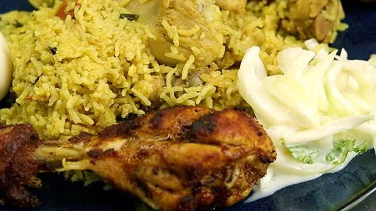 
చికెన్ ఇలా మారినేషన్ చేయాలి: చికెన్‌లో కొద్దిగా పెరుగు, రుచిగా సరిపడా ఉప్పు, ఒక టేబుల్ స్పూన్ కారం, అర టేబుల్ స్పూన్ పసుపు, ఒక టేబుల్ స్పూన్ అల్లం వెల్లుల్లి పేస్ట్ వేసి వాటిని నానానివ్వాలి. 