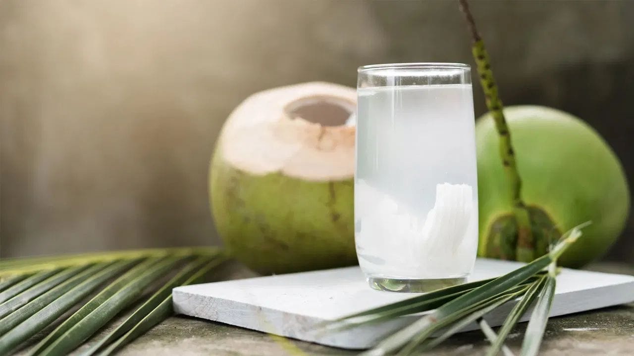 గుండె ఆరోగ్యం: గుండె ఆరోగ్యం, కండరాల పనితీరు, నరాల సంకేతాల కోసం పొటాషియం చాలా అవసరం. కొబ్బరి నీటిలో ఇది పుష్కలంగా ఉంటుంది. ఒక నెల పాటు క్రమం తప్పకుండా కొబ్బరి నీళ్లు తాగడం వల్ల మీ బాడీలో పొటాషియం లేవర్స్ ఈజీగా పెరుగుతాయి. ఇది రక్తపోటును నియంత్రించడంలోనూ సహాయపడుతుంది.