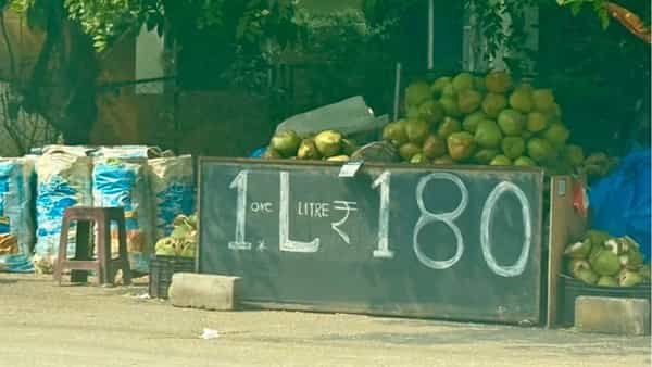 Viral News: ఏంటీ లీటర్ కొబ్బరి నీళ్లు రూ.180 హా.. వైరల్ అవుతున్న బ్లాక్ బోర్డ్ ఫోటో