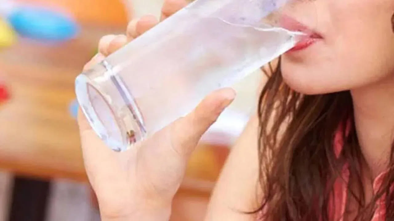 ఫ్రిజ్‌లో ఉంచిన కూలింగ్ వాటర్ (చల్లటి నీరు) నీరు తరచుగా తాగడం వల్ల జీర్ణక్రియ మందగించడం, గొంతు నొప్పి, కడుపు ఉబ్బరం, మలబద్ధకం వంటి సమస్యలు వస్తాయి. చల్లటి నీరు శరీరంలోని రక్త నాళాలను కుంచించుకుపోయేలా చేసి, ఆహారం అరగకుండా అడ్డుకుంటుంది. అంతేకాకుండా, ఇది జీర్ణక్రియ (అగ్ని)ని బలహీనపరుస్తుందని ఆయుర్వేదం చెబుతోంది. 