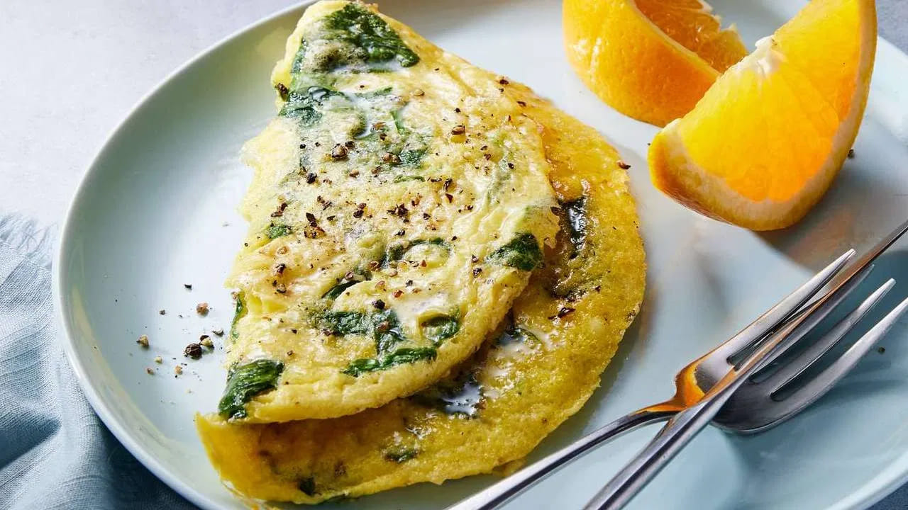 ఉప్పు కలిపే విషయంలో జాగ్రత్త: మనం చేసే అతిపెద్ద పొరపాటు గుడ్లను గిలకొట్టే ప్రారంభంలోనే ఉప్పు కలపడం. ఇలా చేయడం వల్ల గుడ్డులోని ప్రోటీన్ నిర్మాణం దెబ్బతిని, అది తేమను త్వరగా కోల్పోతుంది. ఫలితంగా ఆమ్లెట్ మృదుత్వాన్ని కోల్పోయి రబ్బరులా లేదా మందంగా తయారవుతుంది. గుడ్డు మిశ్రమాన్ని పెనంపై పోయడానికి కొన్ని సెకన్ల ముందు మాత్రమే ఉప్పు కలపండి. దీనివల్ల ఆమ్లెట్ ఫ్లఫీగా వస్తుంది.
