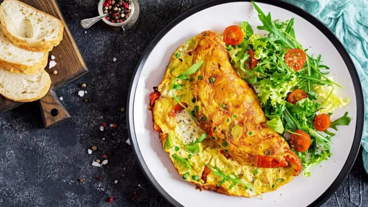 కూరగాయలతోనే పోషకాలు:  చాలామంది కేవలం గుడ్డును మాత్రమే పగలగొట్టి ఉప్పు, కారం వేసి ఆమ్లెట్ వేసుకుంటారు. కానీ ఇందులో పీచుపదార్థం లోపిస్తుంది. కేవలం గుడ్లను మాత్రమే తీసుకోవడం వల్ల కలిగే అసమతుల్యతను పోగొట్టాలంటే తప్పనిసరిగా కూరగాయలను చేర్చుకోవాలి. ఉల్లిపాయలు, టమోటాలు, పచ్చిమిరపకాయలతో పాటు పాలకూర, క్యాప్సికమ్ లేదా క్యారెట్ తురుమును కూడా వాడవచ్చు. పీచుపదార్థం ఎక్కువగా ఉండే కూరగాయలు చేర్చడం వల్ల జీర్ణక్రియ మెరుగుపడుతుంది.
