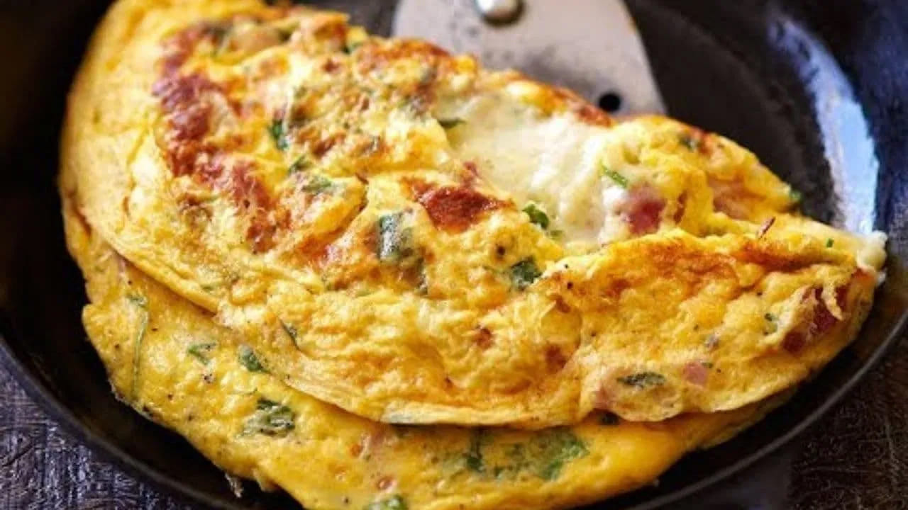 చిన్న మార్పులే పెద్ద ఫలితాలను ఇస్తాయి. ఆమ్లెట్ తయారీలో మీరు ఈ జాగ్రత్తలు పాటిస్తే, అది కేవలం కడుపు నింపే ఆహారమే కాకుండా శరీరానికి అవసరమైన పూర్తిస్థాయి ప్రోటీన్లు, విటమిన్లు అందించే అద్భుతమైన ఆరోగ్య వనరుగా మారుతుంది.
