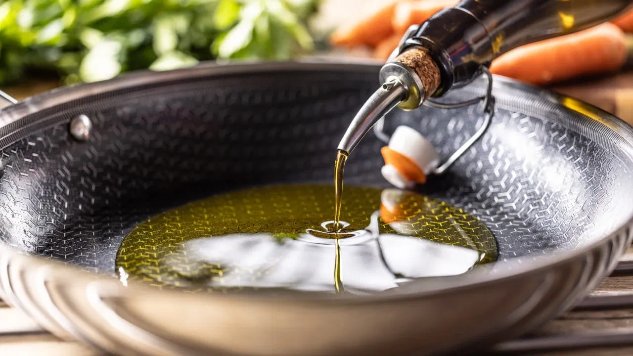 ఐస్ సహాయంతో నూనెను తగ్గించవచ్చు. మీరు వండిన వంటకాల్లో నూనె ఎక్కువగా ఉంటే.. ఒక పెద్ద చెంచాలో లేదా గరిటెలో 2-3 ఐస్ క్యూబ్స్ తీసుకుని.. గరిటె అడుగు భాగాన్ని కూరగాయల పై పొరపై దొర్లించాలి. చల్లని గరిటెను తాకగానే నూనె పొర గడ్డకట్టడం మొదలై గరిటెకు అంటుకుంటుంది. ఆ తర్వాత దానిని సులభంగా తొలగించవచ్చు.