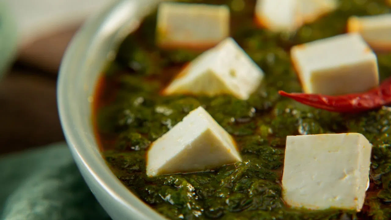 బంగాళదుంపను ముక్కలుగా కోసి కూరలో కలపవచ్చు. బంగాళదుంపలు అదనపు నూనెను పీల్చుకునేలా దానిని 2-3 నిమిషాల పాటు తక్కువ మంట మీద ఉడికించండి. అలాగే కూర పొడిగా ఉంటే, అందులో కొద్దిగా వేయించిన శనగపిండిని కలపాలి. శనగపిండి నూనెను పీల్చుకోవడమే కాకుండా కూరకు చిక్కదనాన్ని, మంచి రుచిని కూడా ఇస్తుంది.