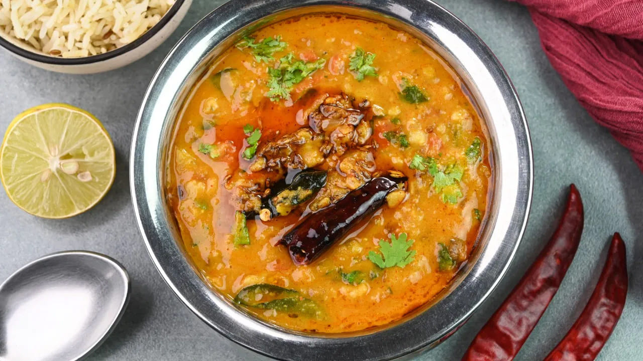 వంటకాలు మరీ ముదురు ఎరుపుగా కనిపిస్తే, అందులో కొద్దిగా నిమ్మరసం లేదా కొంచెం పెరుగు వేసి బాగా కలపాలి. ఇది నూనె ఘాటును, జిడ్డును తగ్గించి కూర ఆకృతిని సమతుల్యం చేస్తుంది. ఈ చిట్కాలను పాటించడం ద్వారా మీ వంటకాలను పారవేయడంకి బదులుగా చక్కగా తినేయొచ్చు. ఈ చిట్కాలు ఆరోగ్యానికి మేలు చేయడమే కాకుండా ఆహారం రుచిని కాపాడటానికి కూడా సహాయపడతాయి.