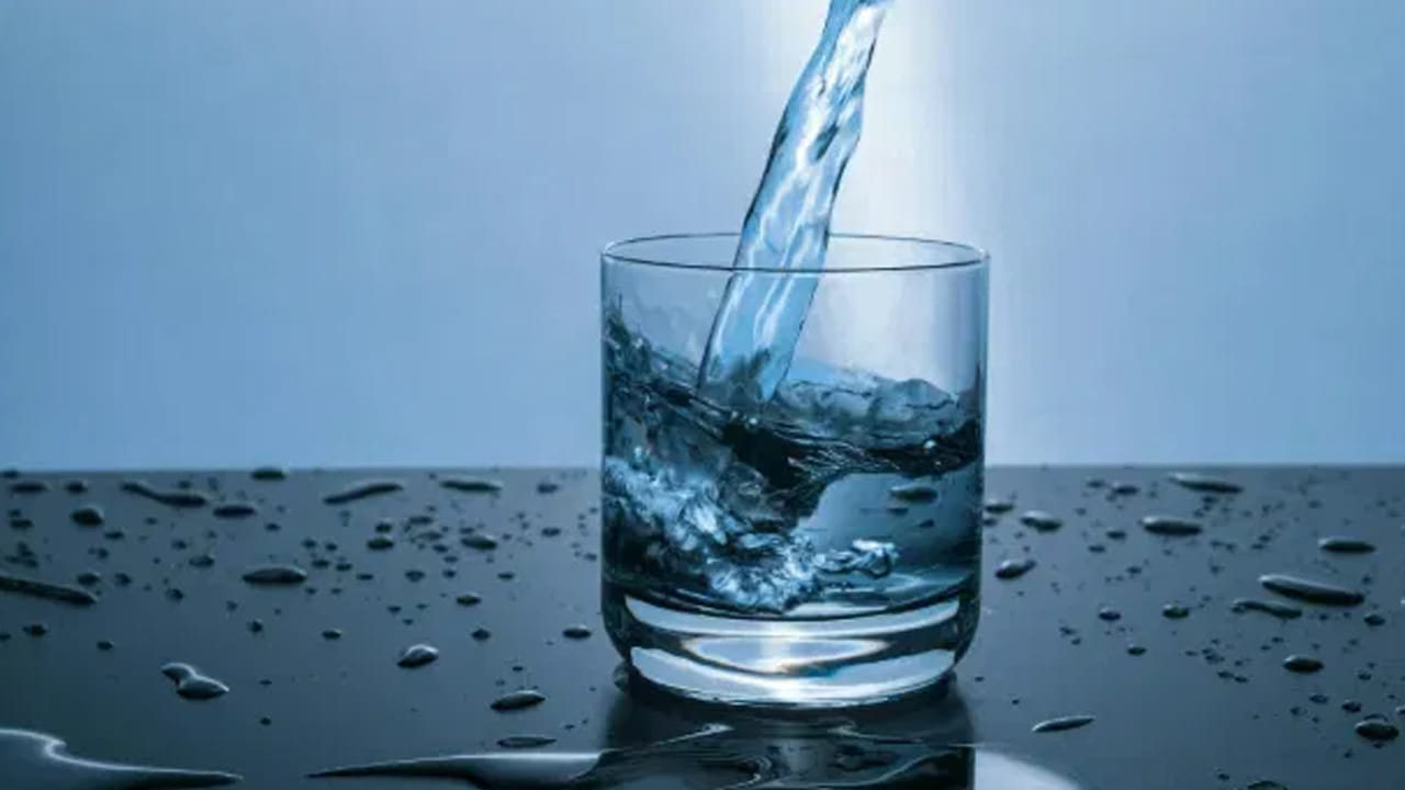 కూలింగ్ వాటర్ తాగితే గొంతు నొప్పితోపాటు.. గొంతు బొంగురుపోయే అవకాశం ఉంది.. కూలింగ్ వాటర్ వల్ల జలుబు, దగ్గు కూడా వస్తుంది. శరీరంలో రోగ నిరోధక శక్తి బాగా తగ్గిపోతుందని ఆయుర్వేద నిపుణులు చెబుతున్నారు.