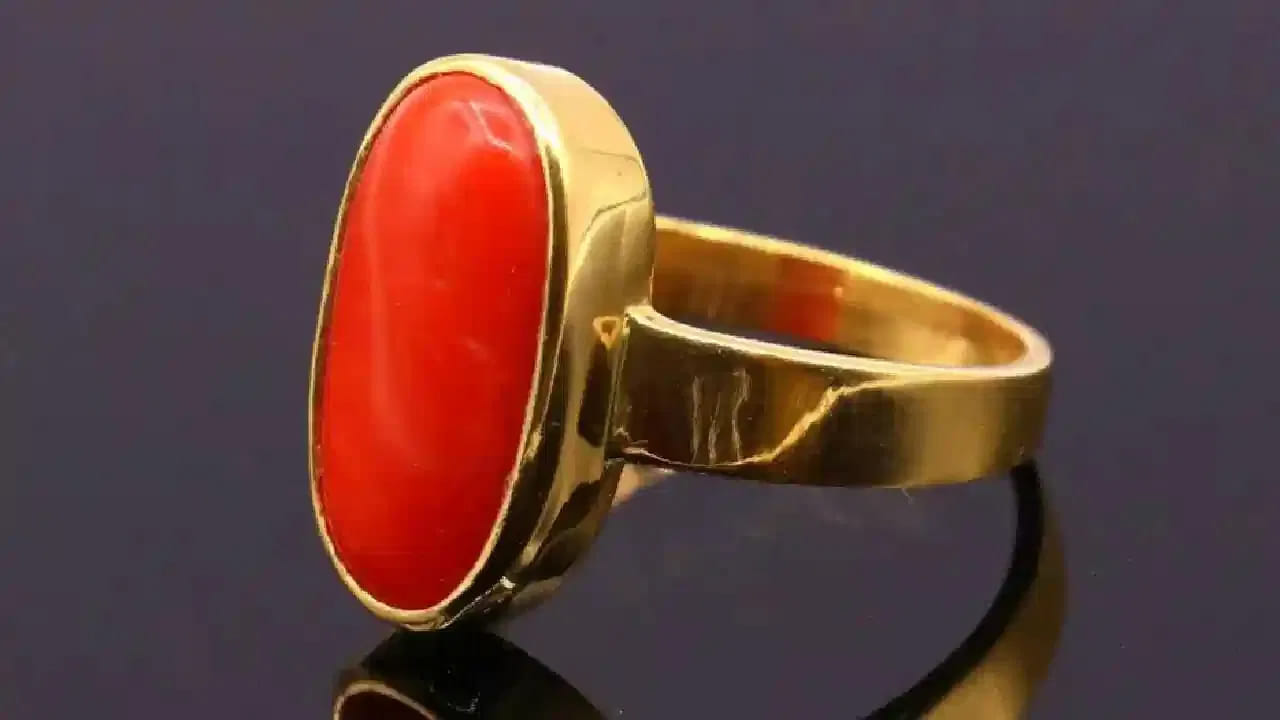 పగడం వల్ల ప్రయోజనాలు.. 

పగడం ధరించడం ద్వారా భయాలు తగ్గి ధైర్యం పెరుగుతుందని నమ్మకం ఉంది. అలాగే నిర్ణయ సామర్థ్యం మెరుగవుతుంది. పనిలో ఎదురయ్యే ఆటంకాలను అధిగమించడంలో సహాయపడుతుందని జ్యోతిష్య శాస్త్రం చెబుతుంది. మొత్తంగా, జీవితంలో స్థిరత్వం, ఆత్మవిశ్వాసాన్ని పెంపొందించడంలో ఇది సహాయకరమని భావిస్తారు.

(Disclaimer: ఇక్కడ అందించిన సమాచారం రత్నశాస్త్రం, సాధారణ నమ్మకాల ఆధారంగా మాత్రమే అందించబడింది. ఈ సమాచారం ఖచ్చితంగా నిజం లేదా శాస్త్రీయంగా నిర్ధారితమైన సమాచారం అని భావించకండి. వ్యక్తిగత నిర్ణయాలు తీసుకునే ముందు సంబంధిత నిపుణులను సంప్రదించడం మంచిది.)
