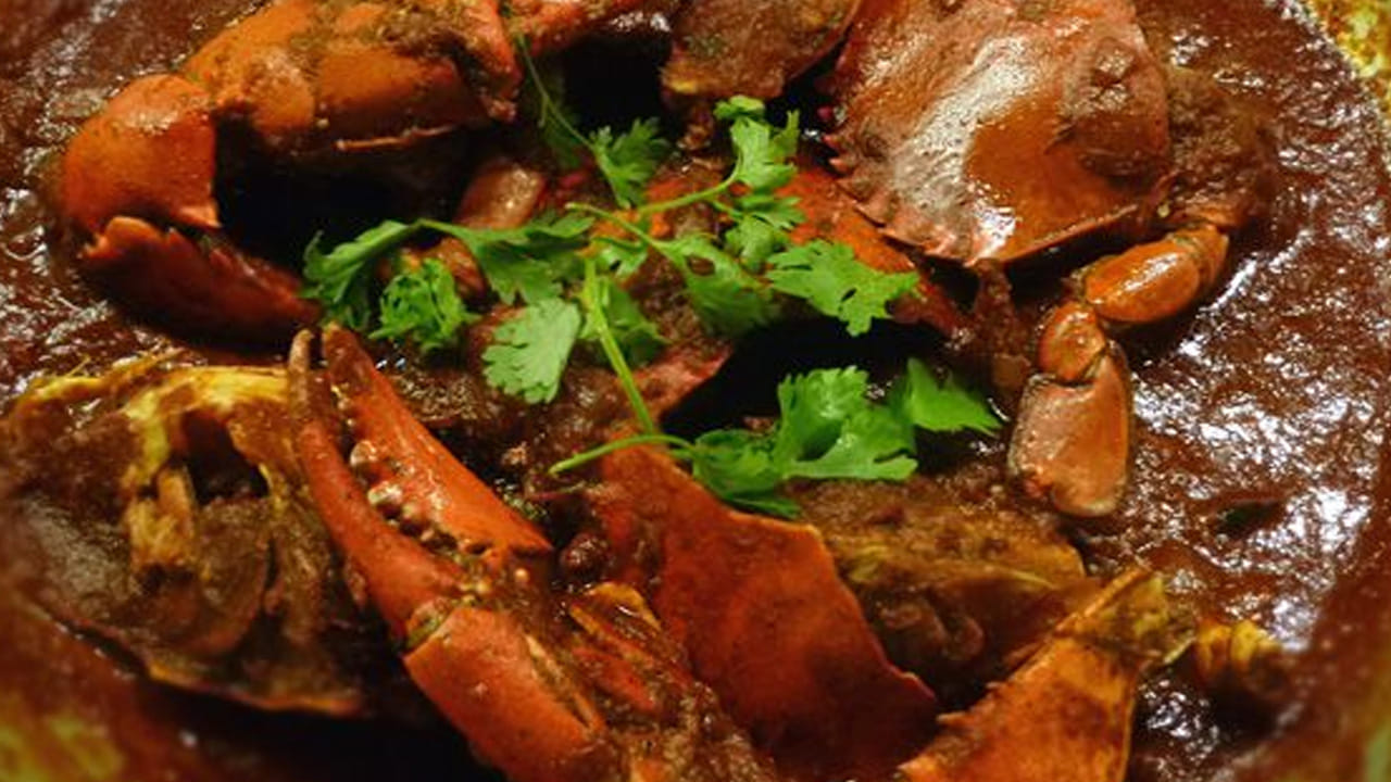 ఇప్పుడు పీతల వేపుడు తయారు చేయడానికి ముందుగా, స్టవ్ ఆన్ చేసి, పాన్ పెట్టి రెండు టేబుల్ స్పూన్స్ నూనె వేయాలి. నూనె వేడైన తర్వాత అర టీస్పూన్ జీలకర్ర సన్నగా పొడుగ్గా తరిగిన నాలుగు పచ్చిమిర్చి, కొద్దిగా కరివేపాకు వేసి రెండు నిమిషాల పాటు వేయించాలి. తరువాత, రెండు మీడియం సైజు ఉల్లిపాయలను గుజ్జుగా చేసుకుని పాన్‌లో వేయాలి. ఉల్లిపాయ గుజ్జును రెండు నిమిషాల పాటు దోరగా, మీడియం ఫ్లేమ్‌లో వేయించుకోవాలి.  ఇవి బంగారు రంగు వచ్చే వరకు కలుపుకోవాలి.