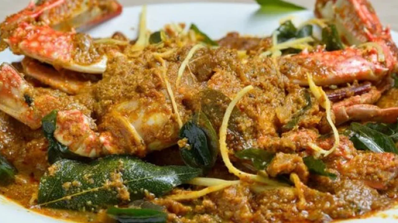 పీతలకు మసాలా బాగా పట్టి, అవి బాగా ఉడికిన తర్వాత, మూత పెట్టి మరో ఐదు నిమిషాల పాటు ఉడికించుకోవాలి. ఐదు నిమిషాల తర్వాత, పీతలలోంచి నీరు ఊరి ఉంటుంది. దీనిని మరోసారి బాగా కలుపుకుని తిరిగి మూత పెట్టి మరొక ఐదు నిమిషాల పాటు లో హీట్‌లోనే ఉడికించాలి. తర్వాత కొత్తిమీర తరుగు వేసుకొని కలుపుకోవాలి. అంతే టేస్టీ టేస్టీ పీతల వేపుడు రెడీ.