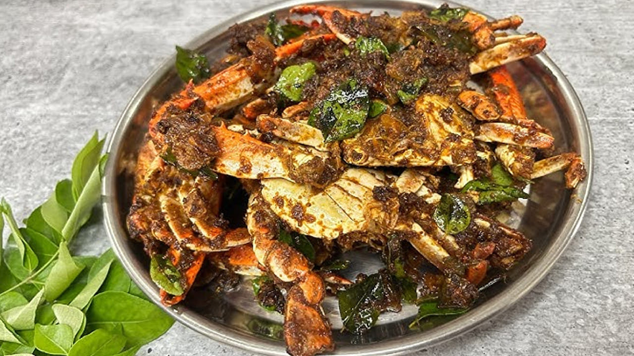 తయారీ విధానం : ముందుగా, నాలుగు  మధ్యస్థ పరిమాణంలో ఉండే పీతలను ఎంచుకోవాలి. పీతలను శుభ్రంగా కడిగి, కాళ్లను, పళ్ళను తొలగించి సిద్ధం చేసుకోవాలి. పెద్ద పీతల విషయంలో మధ్య భాగాన్ని రెండుగా కట్ చేసుకోవాలి. పీతలలోని చిన్న కాళ్లను తీసివేయాలి, ఎందుకంటే అవి మసాలాను ఎక్కువగా పీల్చుకుని వృథా చేస్తాయి. పెద్ద కాళ్లను మేధ్యకు కట్ చేసుకుంటే మసాలా లోపలికి బాగా పడుతుంది.