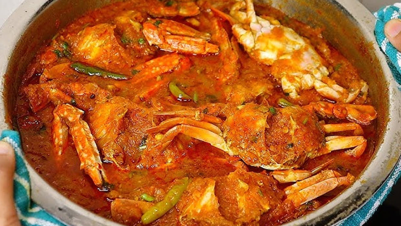 ఇప్పుడు టమాటా ప్యూరీ అందులో వేసి మరో రెండు నిమిషాలు వేడి చేసుకోవాలి. ఆ తర్వాత అల్లం వెల్లుల్లి పేస్ట్, పసుపు, అన్నీ వేసుకొని కలుపుకోవాలి. దీని తర్వాత కారం, ఉప్పు, ధనియాల పొడి, జీలకర్ర పొడి, గరం మసాలా వేసి మంచిగా కలుపుకొని, ఐదు నిమిషాల తర్వాత శుభ్రం చేసుకున్న పీతలను వేయాలి. వీటికి మసాలా బాగా పట్టేలా కలుపుకోవాలి.