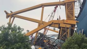 క్రేన్‌ కింద నలిగిన కార్మకులు.. ఐదుగురు మృతి.. 11 మందికి సీరియస్!