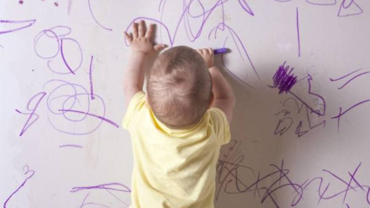 Cleaning Tips: ఇంటి గోడలను పిల్లలు గీతలతో నింపేశారా? ఈ సింపుల్ చిట్కాతో క్షణాల్లో క్లీన్ చేయండి