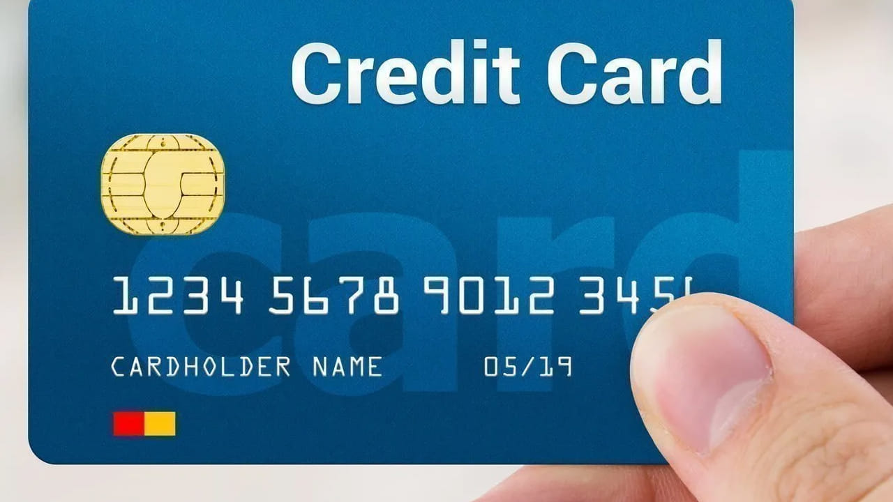 దేశంలో క్రెడిట్, డెబిట్ కార్డుల వినియోగం భారీగా పెరిగింది. ప్రతీఒక్కరి చేతుల్లో ఏదొక కార్డు తప్పనిసరిగా ఉంటుంది. ఏదైనా బ్యాంక్ అకౌంట్ తీసుకుంటే ఆటోమేటిక్‌గా డెబిట్ కార్డు జారీ చేస్తున్నారు. ఇక ఇటీవల క్రెడిట్ కార్డులను ఉద్యోగులు, వ్యాపారులే కాకుండా సామాన్యులు కూడా వాడుతున్నారు. దీంతో దేశంలో క్రెడిట్ కార్డుల వినియోగం అనేది గతంలో కంటే భారీగా పెరిగింది