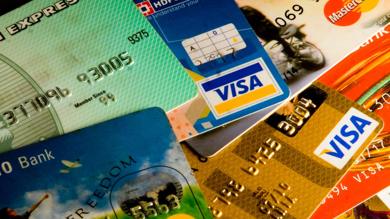 అయితే క్రెడిట్ కార్డులు వాడేవారికి రివార్డులు, క్యాష్ బ్యాక్స్ లాంటివి బ్యాంకింగ్ సంస్థలు ఇస్తూ ఉంటాయి. అయితే ఈ రివార్డులు, క్యాష్ బ్యాక్‌లపై ట్యాక్సులు విధిస్తారా..? ఐటీ రిటర్న్స్‌లో వీటిని పొందుపర్చాలా? ఐటీ నిబంధనలు ఏం చెబుతున్నాయి..? ఐటీ ఎక్స్‌పర్ట్స్ దీనిపై ఏం చెబుతున్నారు? అనేది ఈ స్టోరీలో చూద్దాం.
