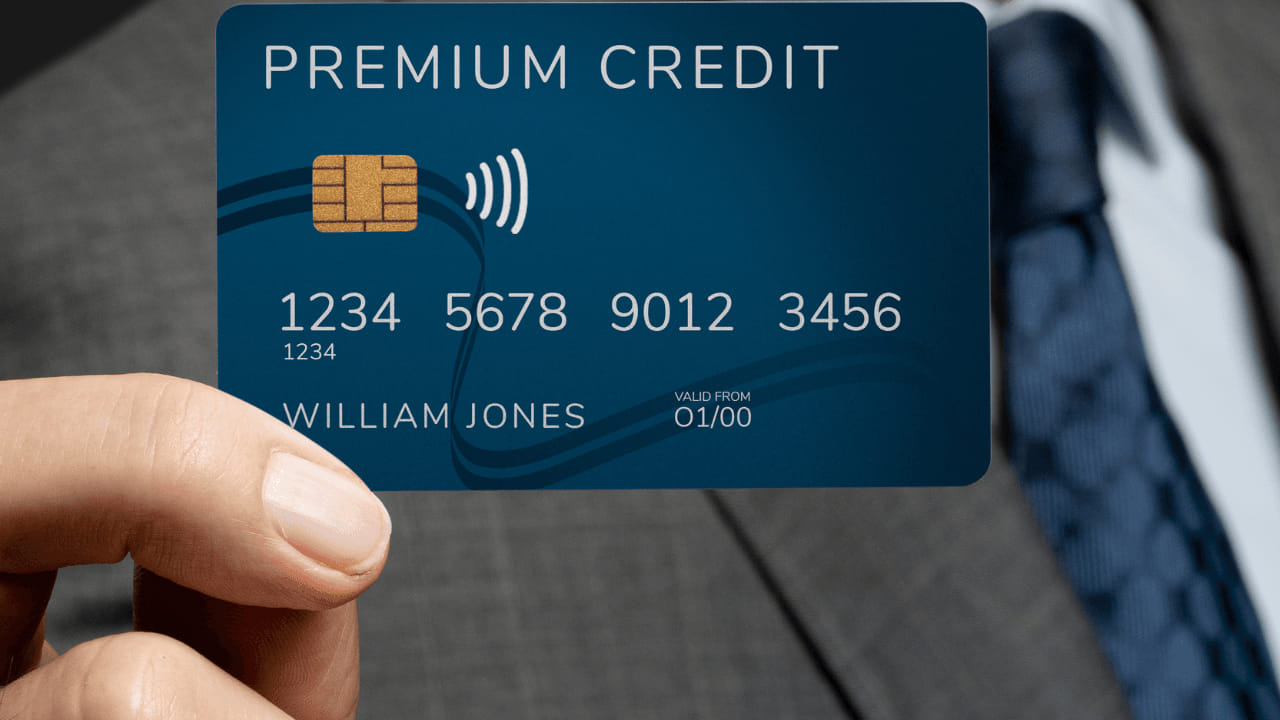 అయితే క్రెడిట్ కార్డుల ద్వారా వచ్చే డిస్కౌంట్స్‌పై ట్యాక్స్‌లు కట్టాల్సిన అవసరం ఉండదు. ఎందుకంటే.. మీరు ఏదైనా వస్తువును రూ.వెయ్యి పెట్టి కొనుగోలు చేసినప్పుడు క్యాష్‌బ్యాక్ కింద రూ.50 తగ్గిందనుకుందాం. అంటే మీకు సదరు ప్రొడక్ట్ రూ.950కి వచ్చినట్లు లెక్క. ఈ రూ.50ను మీకు వచ్చిన ఆదాయంగా పరిగణించరు. వస్తువు ధర రూ.950కి తగ్గినట్లు భావిస్తారు. దీని వల్ల క్యాష్ బ్యాక్‌పై ట్యాక్సులు ఉండవు.
