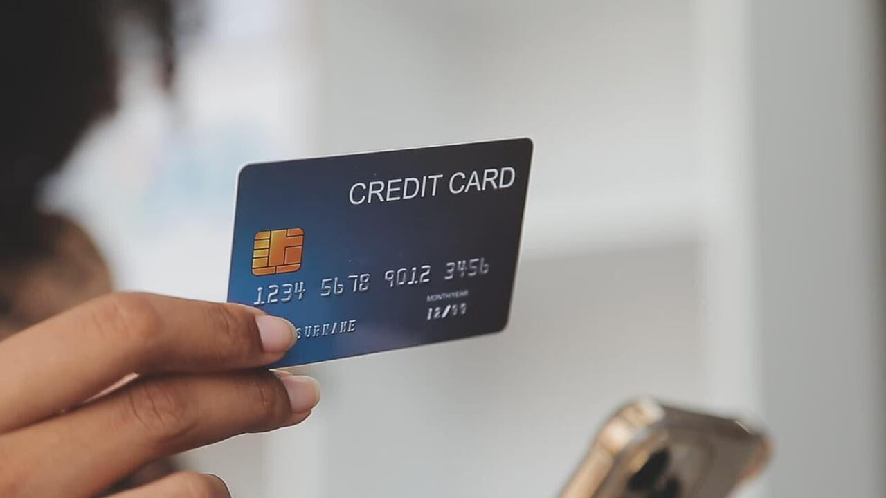 అయితే వ్యాపార అవసరాల కోసం ఉపయోగించే పర్సనల్ క్రెడిట్ కార్డులపై భారీ క్యాష్‌బ్యాక్‌లు, రివార్డులు వచ్చినప్పుడు దానిని వ్యాపార ఆదాయంగా పరిగణిస్తారు. దీంతో రివార్డ్ పాయింట్లు, గిఫ్ట్స్ వోచర్లు ఒక ఆర్ధిక సంవత్సరంలో రూ.50 వేలు దాటితే దీనిని ఆదాయంగా పరిగణిస్తారు. రివార్డ్ పాయింట్లను క్యాష్ రూపంలోకి మార్చుకుంటే అది ఆదాయంగా మారుతుంది.
