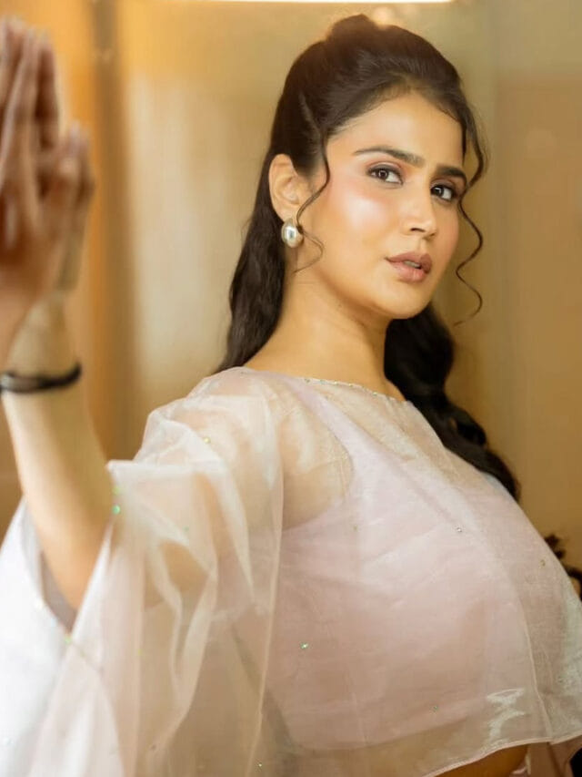 ఏముంది మావా.. అన్నం తింటున్నావా లేక అందం తింటున్నావా..కావ్య గ్లామర్ ఫొటోస్!