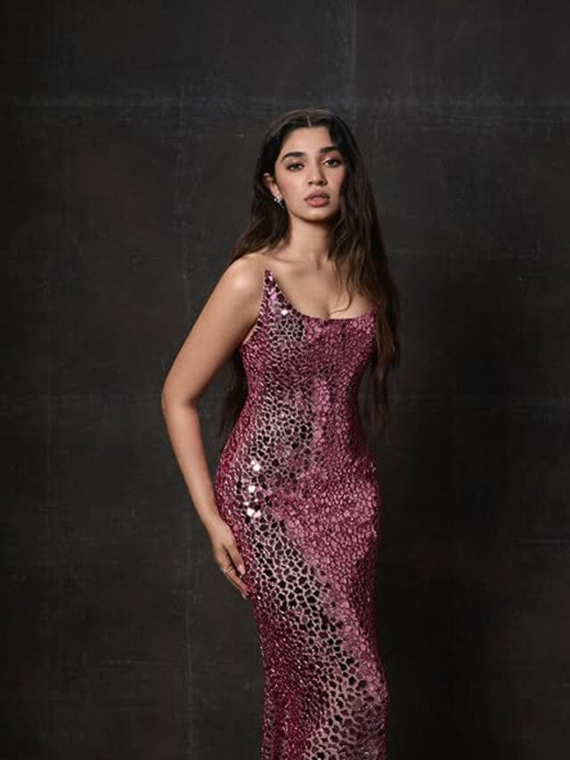 కృతి అందాల సెగలు.. అబ్బో కుర్రకారు తట్టుకోవడం కష్టమే!