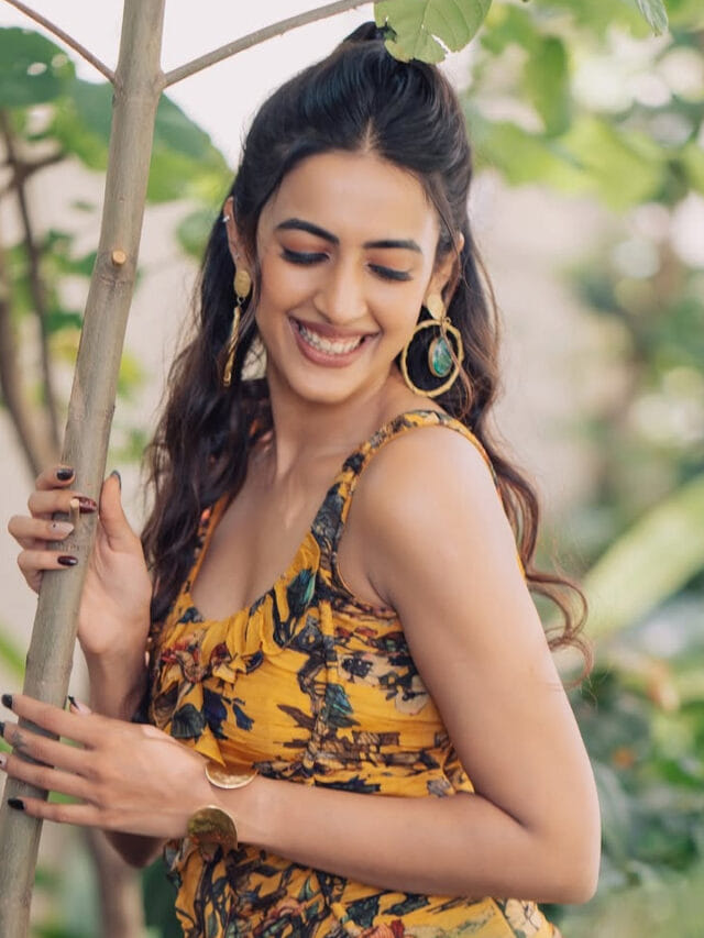 చెట్ల మధ్య అందంగా.. సిగ్గు పడుతూ మెగా బ్యూటీ క్యూట్ ఫొటోస్?