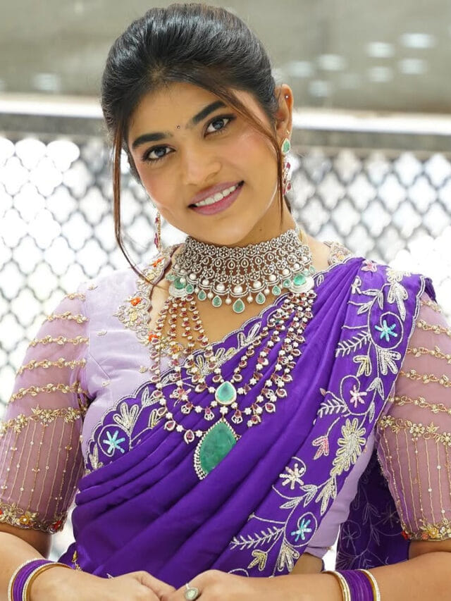 ఈ బ్యూటీని చూస్తే ఆ చందమామ కూడా చిన్నబోతుందేమో..ట్రిషనల్ లుక్‌లో రీతూ చౌదరి!