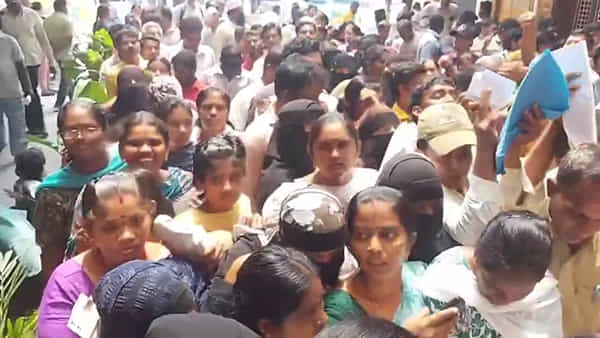 Telangana: ఈ జనమంతా ప్రభుత్వ స్కూల్లో తమ పిల్లల అడ్మిషన్ కోసం ఆరాటపడుతున్న వాళ్లు..