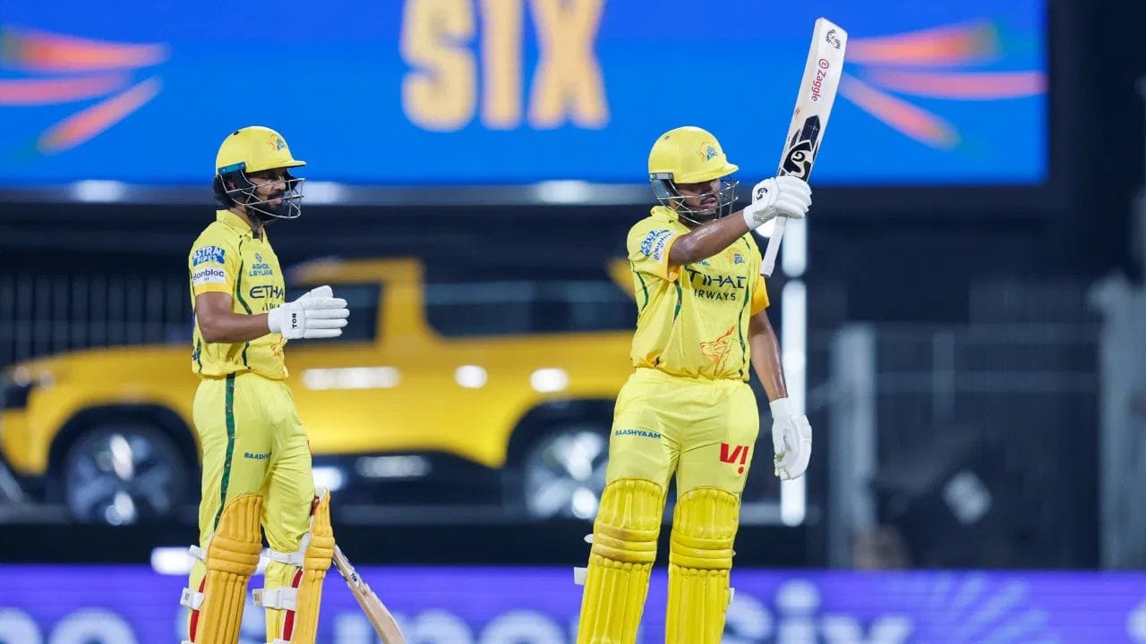 ఎప్పటిలాగే, ఈ మ్యాచ్‌లో కూడా చెన్నై తరపున సంజు శాంసన్, రుతురాజ్ గైక్వాడ్ ఇన్నింగ్స్‌ను ప్రారంభించారు. రాజస్థాన్‌తో జరిగిన మ్యాచ్‌లో 7 బంతుల్లో కేవలం 6 పరుగులకే అవుటైన సంజు, ఈ మ్యాచ్‌లో చెలరేగుతాడని ఆశించారు. కానీ ఈ మ్యాచ్‌లో కూడా సంజు ప్రదర్శన నిరాశపరిచింది.