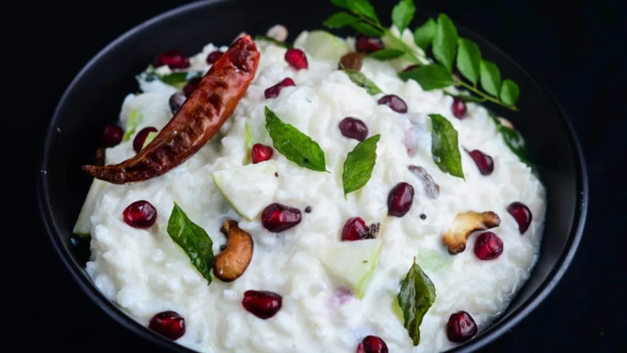 డయాబెటిస్ ఫ్రెండ్లీ: పెరుగు అన్నం  తీపి లేని, చిక్కటి పెరుగును వాడండి. రుచి కోసం తురిమిన క్యారెట్, కీర దోసకాయ వంటి కూరగాయలు చేర్చండి. అన్నం పరిమాణం తగ్గించి, పెరుగు ఎక్కువగా ఉండేలా చూసుకోండి. అదే లెమన్ రైస్ కోసమైతే వంట నూనెను సాధ్యమైనంత వరకు తగ్గించడం మంచిది.  వేరుశెనగలు, పప్పు దినుసులు కొంచెం ఎక్కువగా వేసి ప్రోటీన్ పెంచండి. ఫైబర్ కోసం ఉడికించిన బీన్స్ లేదా ఇతర 
కూరగాయలు కలుపుకోవచ్చు.
