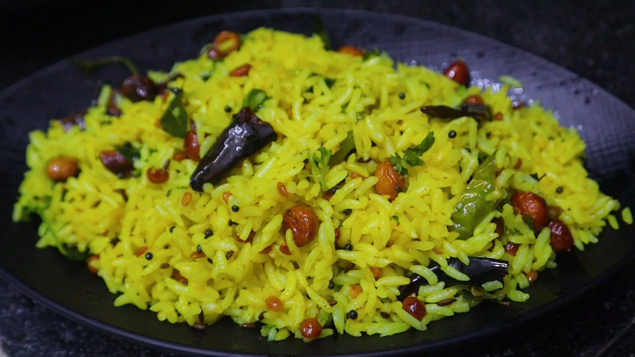 పరిమాణమే ముఖ్యం:  మీరు ఏ వంటకం తిన్నా, అది ఎంత తింటున్నారనేదే మీ షుగర్ లెవల్స్‌ను నిర్ణయిస్తుంది. ఒక కప్పు కంటే ఎక్కువ అన్నం తీసుకుంటే చక్కెర స్థాయిలు అకస్మాత్తుగా పెరిగే ప్రమాదం ఉంది. కేవలం అన్నం మాత్రమే కాకుండా ప్లేట్‌లో పప్పులు లేదా పీచు పదార్థం ఎక్కువగా ఉండే కూరగాయలు ఉండేలా చూసుకోవాలి. పాలిష్ చేసిన బియ్యం కంటే ముడి బియ్యం లేదా దంపుడు బియ్యం వాడటం మేలు.
