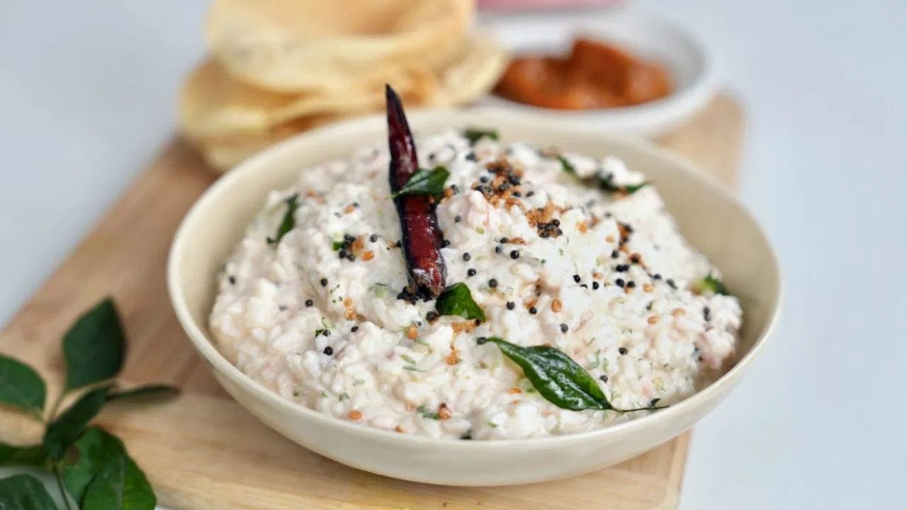 పెరుగు అన్నం: సమ్మర్‌లో శరీరాన్ని కూల్‌ ఉంచడంలో పెరుగు చాలా బాగా ఉపయోగపడుతుంది. అందుకే చాలా మంది సమ్మర్‌లో పెరుగును ఎక్కువగా తినేందుకు ఇష్టపడతారు. అయితే పెరుగు అన్నం ఒంటికి చలువ చేసినప్పటికీ, దీన్ని లంచ్‌ బాక్స్‌లో పెట్టుకెళ్తే పాడైపోయే ప్రమాదం ఉంది. ఎండవేడికి పెరుగు త్వరగా పులిసిపోతుంది దీనివల్ల మధ్యాహ్నానికి అన్నం జిగటగా మారి రుచి కోల్పోతుంది. అలాగే స్మెల్‌ కూడా వస్తుంది.