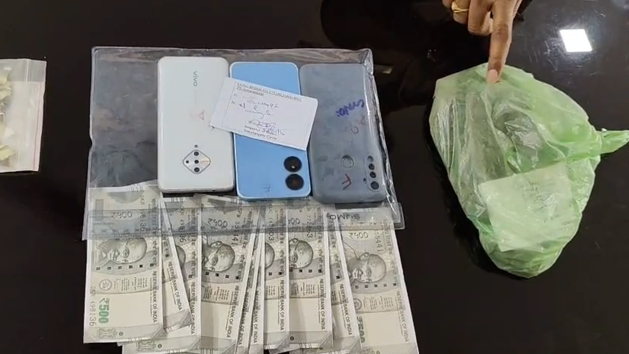 ఇటీవల దొంగనోట్ల సరఫరా చేస్తున్న ముగ్గురు వ్యక్తులను పోలీసులు అరెస్ట్ చేయగా, మరో ముగ్గురు నిందితుల కోసం అశ్వారావుపేట పోలీసులు గాలింపు చర్యలు చేపట్టారు. ఈ కేసులో దమ్మపేట మండలం లచ్చపురం గ్రామానికి చెందిన ఇద్దరు వ్యక్తులు నిందితులుగా ఉన్నారు.
