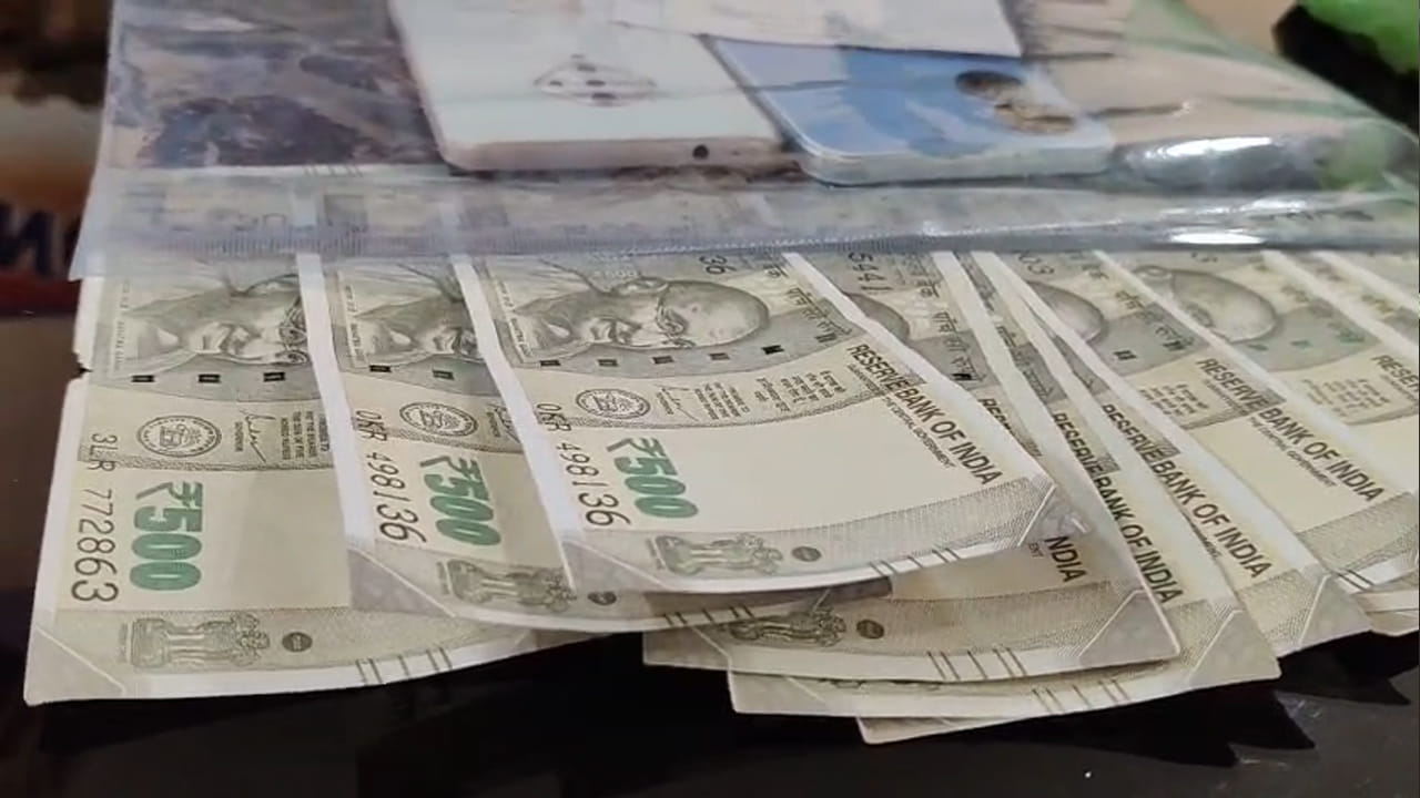 
సమాచారం అందుకున్న పోలీసులు హుటాహుటిన ఘటనాస్థలికి చేరుకుని నోట్లను పరిశీలించారు. అయితే అవి అసలు నోట్లు కాకుండా చిన్నపిల్లలు ఆడుకునే చెక్లెట్ కాగితాలుగా గుర్తించారు.
