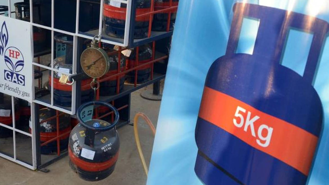 5 కేజీల సిలిండర్ కోసం రూ.వెయ్యి సెక్యూరిటీ డిపాజిట్ చేయాల్సి ఉంటుంది. సిలిండర్ పాడైనా, పోయినా కంపెనీకి జరిగే నష్టాలను భర్తీ చేసేందుకు సెక్యూరిటీ డిపాజిట్ ఉపయోగపడుతుంది. ఇక చిన్న సిలిండర్ ధర రూ.500 వరకు ఉంటుంది. ఈ సిలిండర్ పొందేందుకు కేవలం ఏదైనా ఒక గుర్తింపు పత్రం సమర్పిస్తే సరిపోతుంది.