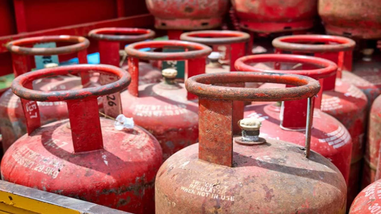 ఇక కిరాణా దుకాణాలు, పెట్రోల్ బంక్ల వద్ద కూడా రీఫిల్ చేసుకోవచ్చు. ప్రస్తుతం గ్యాస్ పొందాలంటే ఏజెన్సీ వద్దకు వెళ్లి దరఖాస్తు చేసుకోవాలి. డాక్యుమెంట్స్ అన్నీ వెరిఫై చేసిన తర్వాత గ్యాస్ కనెక్షన్ అందిస్తారు. ఇక గ్యాస్ రీఫిల్లింగ్ చేసుకోవాలంటే ముందుగా బుక్ చేసుకోవాల్సి ఉంటుంది. అయితే 5 కేజీల సిలిండర్ నేరుగా వెళ్లి తీసుకోవచ్చు.