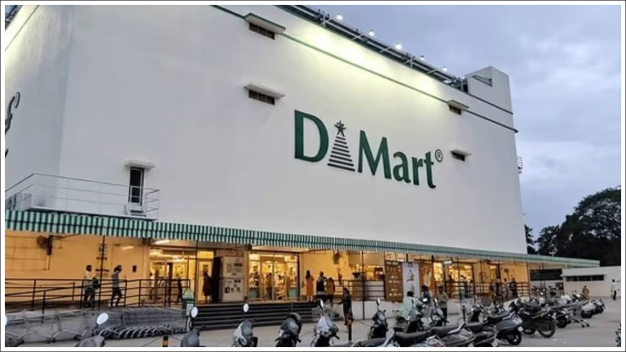  DMart Offers: దేశవ్యాప్తంగా ప్రముఖ రిటైల్ చైన్ అయిన DMart ఈ ఏప్రిల్ నాలుగో వారంలో వినియోగదారులను ఆకట్టుకునే విధంగా భారీ ఆఫర్లను ప్రకటించింది. రోజువారీ అవసరాల నుంచి కిచెన్ వస్తువులు, పర్సనల్ కేర్ ప్రొడక్ట్స్ వరకు విస్తరించిన ఈ ఆఫర్లు ప్రస్తుతం షాపింగ్ ప్రేమికులకు మంచి అవకాశం కల్పిస్తున్నాయి. ముఖ్యంగా 80% వరకు డిస్కౌంట్‌లు, “బై వన్ గెట్ వన్ ఫ్రీ” డీల్స్ వినియోగదారుల్లో ఆసక్తిని పెంచుతున్నాయి.