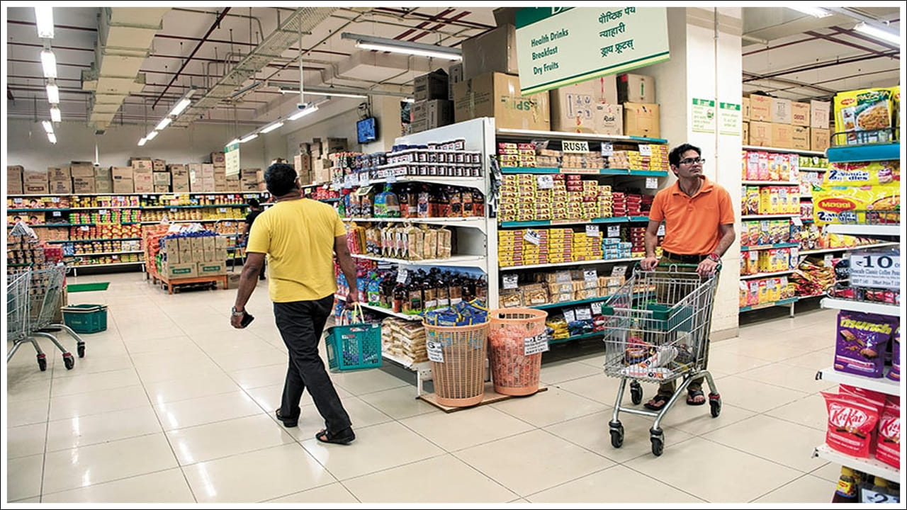  ఈ ఆఫర్లలో ముఖ్యంగా గృహ అవసరాల వస్తువులు పెద్ద ఎత్తున తగ్గింపుతో లభిస్తున్నాయి. కిరాణా సరుకుల విషయానికి వస్తే బియ్యం, చక్కెర, గోధుమ పిండి (అట్టా) వంటి అవసరమైన వస్తువులు తక్కువ ధరలకు అందుబాటులో ఉన్నాయి. ముఖ్యంగా Premia బ్రాండ్ ఉత్పత్తులపై ప్రత్యేక ఆఫర్లు ఉండటం గమనార్హం. ఈ బ్రాండ్ ఉత్పత్తులు తక్కువ ధరలో మంచి నాణ్యతతో అందుబాటులో ఉండటం వల్ల మధ్యతరగతి వినియోగదారులకు ఇవి మంచి ఎంపికగా మారాయి.