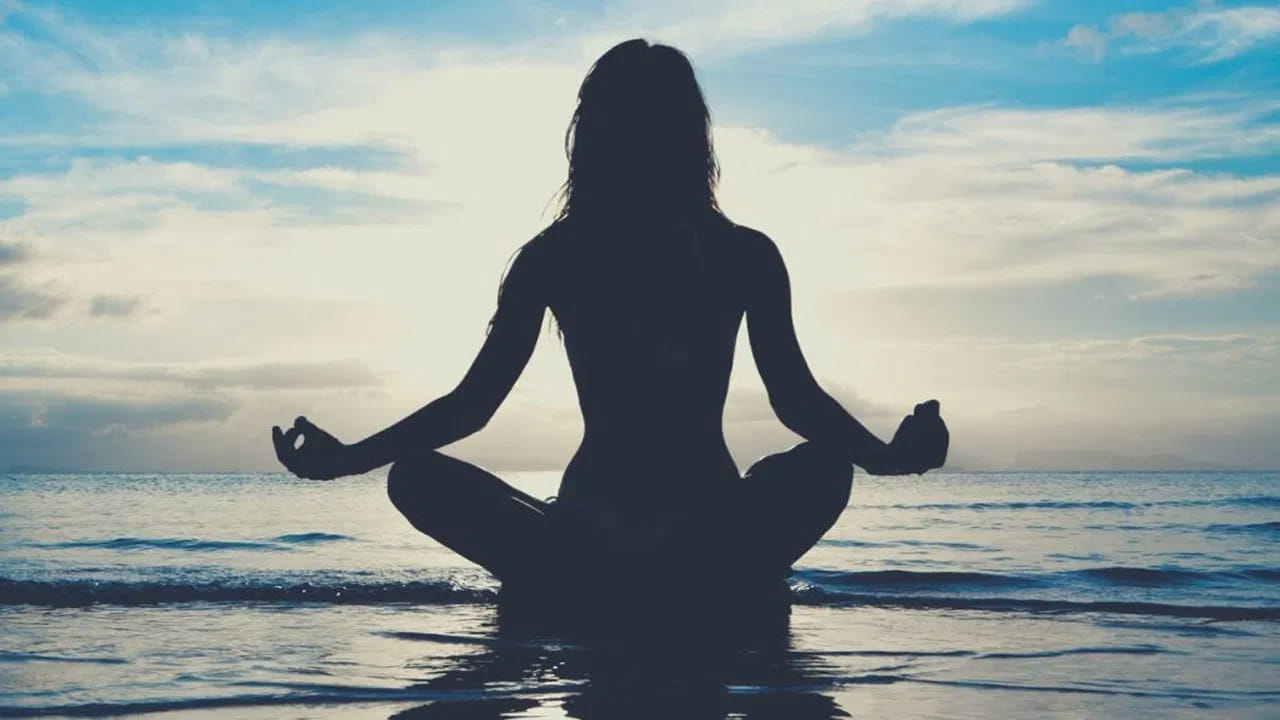 
2.  ఓం నమో భగవతే వాసుదేవాయ / ఓం నమో నారాయణాయ: 

ఈ మంత్రాలు విష్ణు స్మరణకు సంబంధించినవి. సృష్టిలో స్థితికర్త అయిన విష్ణువు, మన సంసారంలో ఎదురయ్యే కష్టాలను ఎలా నెగ్గుకు రావాలో తెలియజేస్తారని వివరించారు. భోగము, మోక్షము రెండింటికీ మార్గం చూపించువాడు విష్ణువు కాబట్టి, ఈ మంత్రాల పఠనం ద్వారా విజ్ఞానం, స్పష్టత లభిస్తాయని చెప్పారు.
