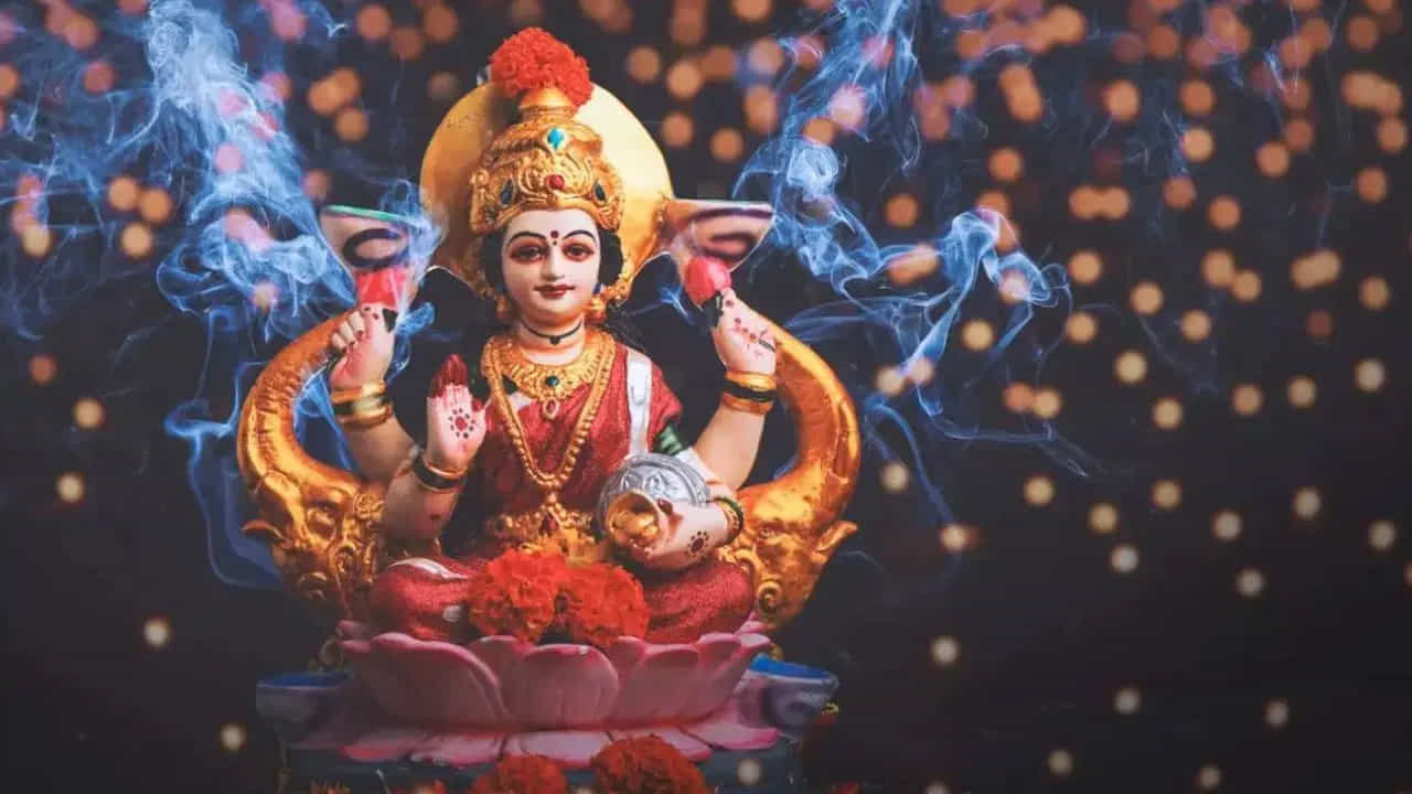 ఐదు ముఖ్య మంత్రాలు ఇవి:
1. శ్రీ మాత్రే నమః:
ఇది అందరూ పఠించగలిగే ఒక సాధారణ మంత్రం. శ్రీ అంటే లక్ష్మి, సరస్వతి ఇద్దరినీ సూచిస్తుంది. వీరిద్దరికీ మాత, అంటే మూలపుటమ్మ అయిన పెద్దమ్మను స్మరించడం ఈ మంత్రం అంతరార్థం. ఈ మంత్రాన్ని నిరంతరం పఠించడం ద్వారా సర్వతోముఖ అభివృద్ధి కలుగుతుందని గురువు వివరించారు. ఇది లక్ష్మి, సరస్వతుల అనుగ్రహాన్ని కలిగించి సమస్త శుభాలను ప్రసాదిస్తుంది.
