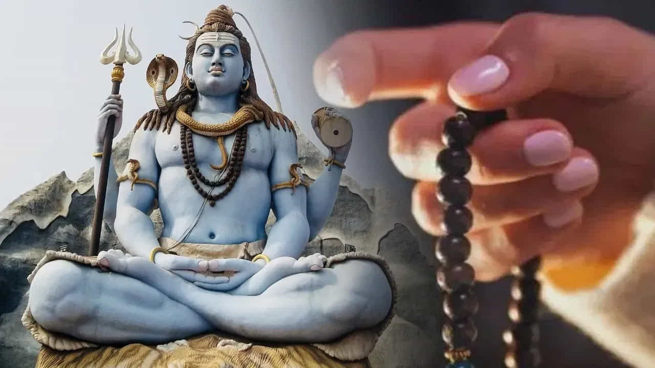 4. ఓం నమః శివాయ:
ఈ మంత్రం బాగా సమస్యల్లో ఉండి, పరిష్కారం కనుగొనలేకపోయిన వారికి, నిస్సహాయ స్థితిలో ఉన్న వారికి అద్భుతంగా పనిచేస్తుంది. శివుడు పూర్ణమైన జ్ఞానాన్ని ఇచ్చి మోక్షాన్ని ప్రసాదిస్తాడని, గతానికి వెళ్లి ఏడవడం, భవిష్యత్తును ఊహించి ఫ్రస్ట్రేట్ అవ్వడం వంటివి లేకుండా, వర్తమానంలో శాంతిని కలిగించేవాడు శివుడని గురువు తెలియజేశారు. ఈ మంత్ర పఠనానికి ఎలాంటి దీక్ష అవసరం లేదని, ఎవరైనా పఠించవచ్చని స్పష్టం చేశారు.