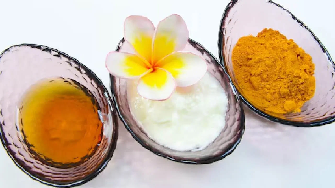 చిటికెడు పసుపు పొడిని పుల్లటి పెరుగులో కలిపి ప్యాక్ తయారు చేసుకోవాలి. దీనిని మోచేతులపై క్రమం తప్పకుండా అప్లై చేయడం వల్ల చర్మంలో లోతుగా పేరుకుపోయిన మురికి తొలగిపోతుంది. అంతేకాకుండా, ఈ ప్యాక్ చర్మానికి సహజమైన కాంతిని తిరిగి తీసుకురావడంలో చాలా ప్రభావవంతంగా ఉంటుంది.