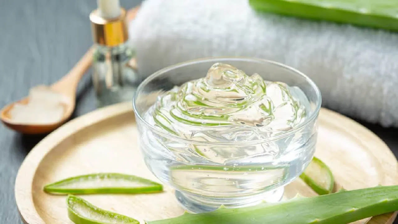 రోజూ రాత్రి పడుకునే ముందు మీ మోచేతులకు కలబంద జెల్ లేదా కొబ్బరి నూనె రాసుకోవడం అలవాటు చేసుకోండి. ఇది చర్మం పొడిబారడాన్ని, గరుకుదనాన్ని తగ్గిస్తుంది. క్రమం తప్పకుండా ఇలా వాడటం వల్ల మీ మోచేతుల చర్మం మృదువుగా, కాంతివంతంగా మారుతుంది.