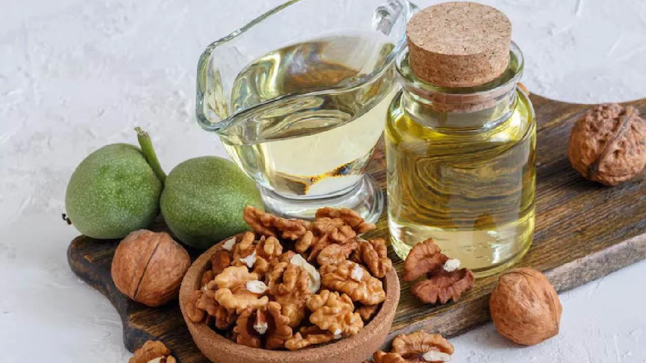 వాల్నట్ పెంకులను నూరి, కొబ్బరి నూనెతో కలిపి తయారు చేసిన స్క్రబ్ను మీ మోచేతులు, మోకాళ్లపై రోజుకు కనీసం 2 సార్లు బాగా మర్దనా చేసుకోవాలి. వారం రోజుల్లోనే మీ చర్మం రంగులో స్పష్టమైన మార్పును మీరు గమనిస్తారు.