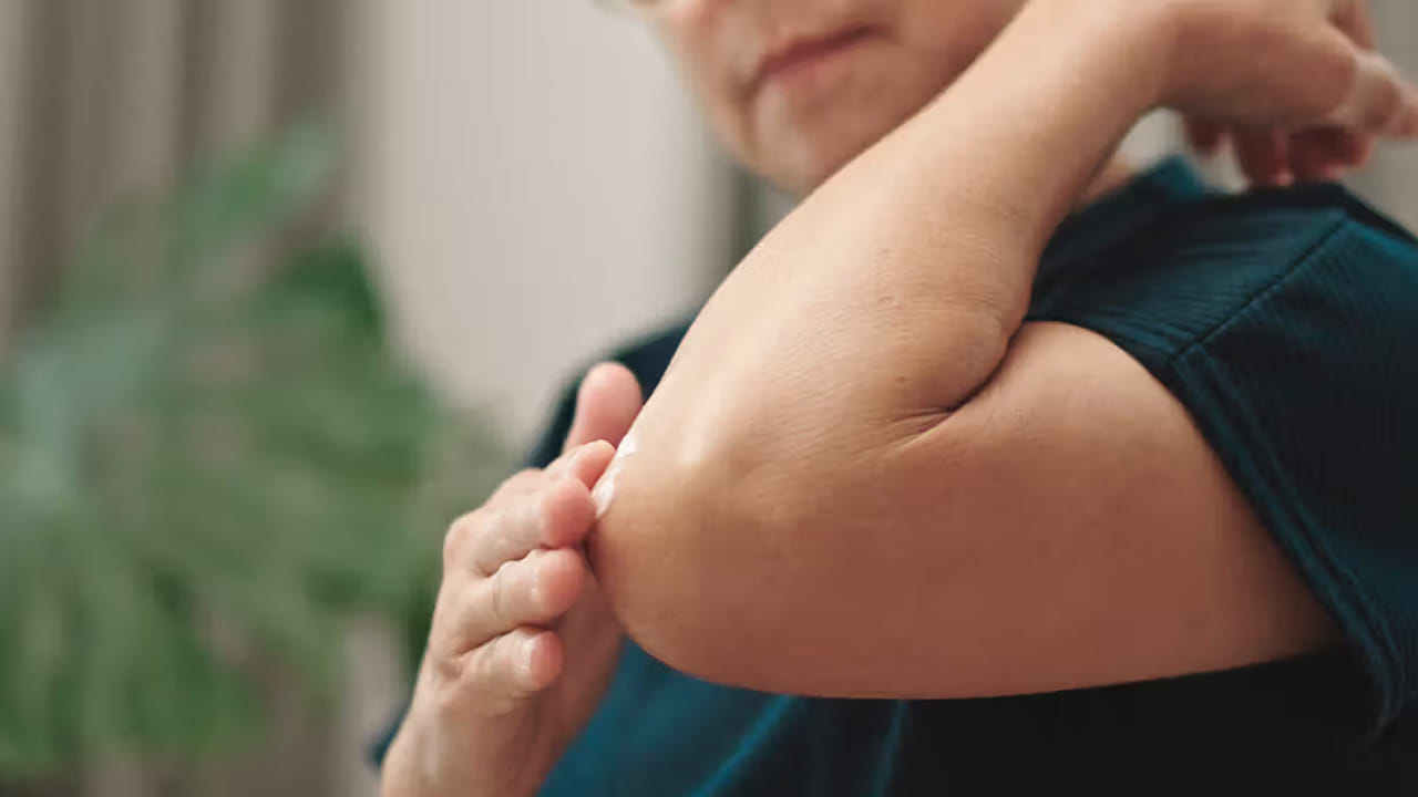 చాలా మంది చర్మ సంరక్షణలో ముఖానికే అధిక ప్రాధాన్యత ఇస్తుంటారు. కానీ మోచేతులు, మోకాళ్లు, మెడ వంటి భాగాలను పెద్దగా పట్టించుకోరు. దీంతో ఈ భాగాలపై నల్లని ట్యాన్‌ పేరుకుపోతుంది. అయితే కోల్పోయిన కాంతిని తిరిగి తీసుకువచ్చే సులభమైన హోమ్‌ రెమెడీలను నిపుణులు సూచిస్తున్నారు. అవేంటో ఇక్కడ తెలుసుకుందాం..