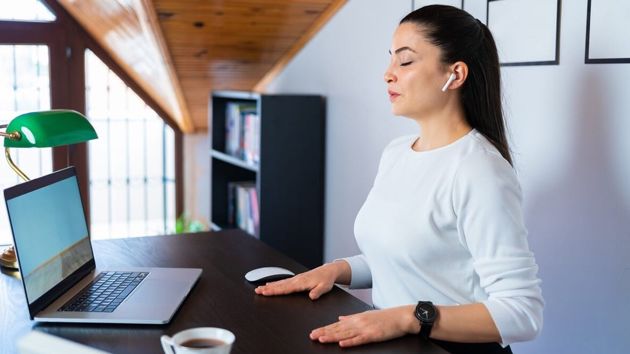 శ్వాస వ్యాయామం (Deep Breathing): కళ్లు మూసుకుని నిటారుగా కూర్చోండి. ముక్కుతో గాలిని పీల్చుకుని 4 సెకన్ల పాటు ఆపి, నెమ్మదిగా వదలండి. ఇలా 5 సార్లు చేయడం వల్ల మీ నాడీ వ్యవస్థ ప్రశాంతపడుతుంది. తక్షణ ఉపశమనం లభిస్తుంది.